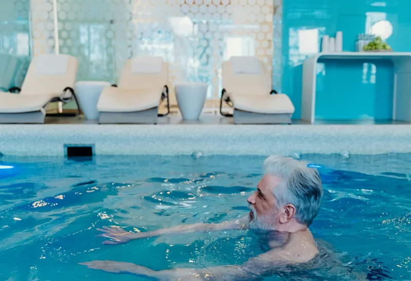 mann schwimmt mann schwimmt